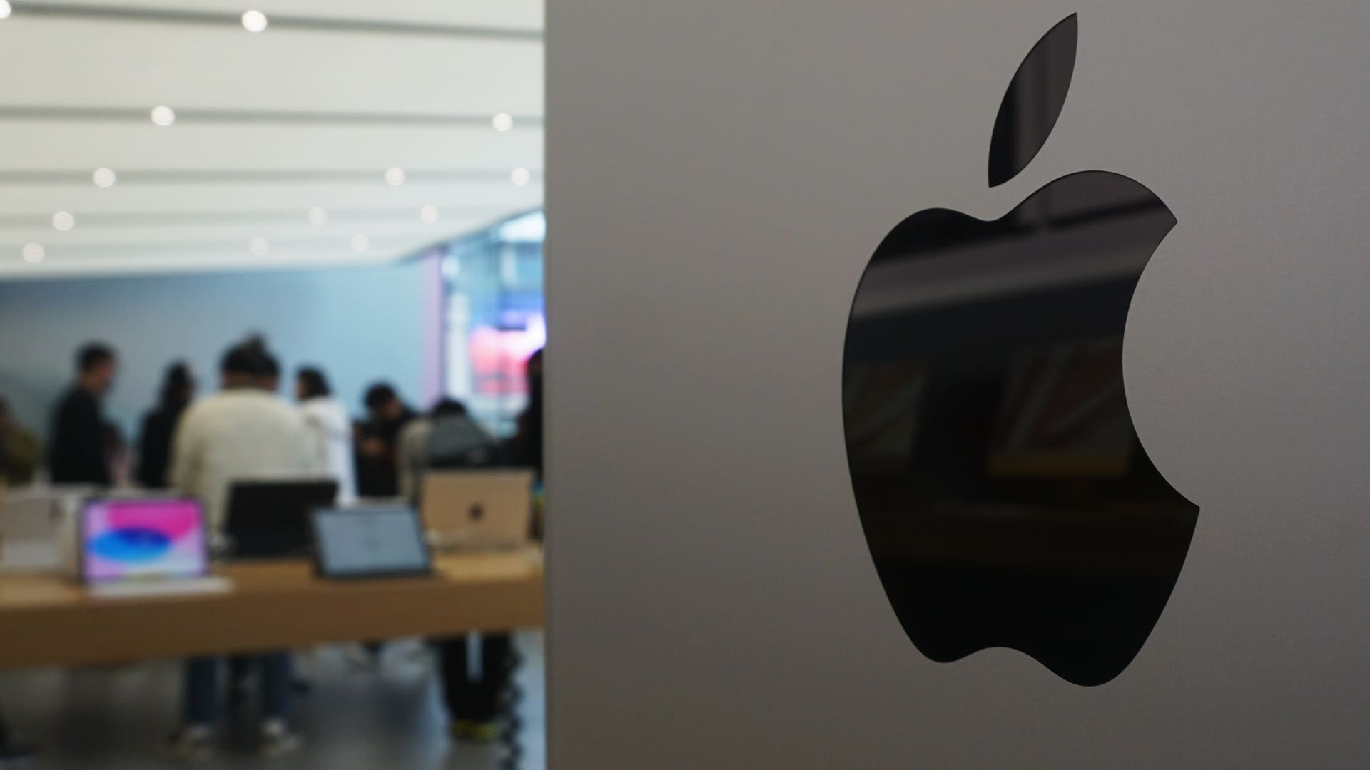 "Apple Shifts Focus from Electric Cars to AI, Impact on Tesla and Detroit Rivals"