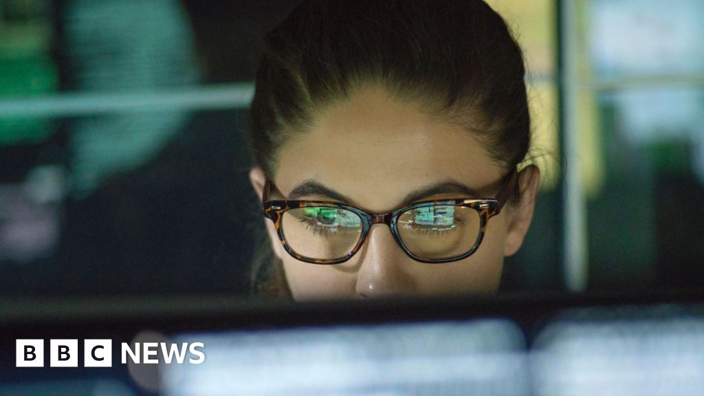 Featured image for UK borrowing costs decline amid political support and easing investor fears