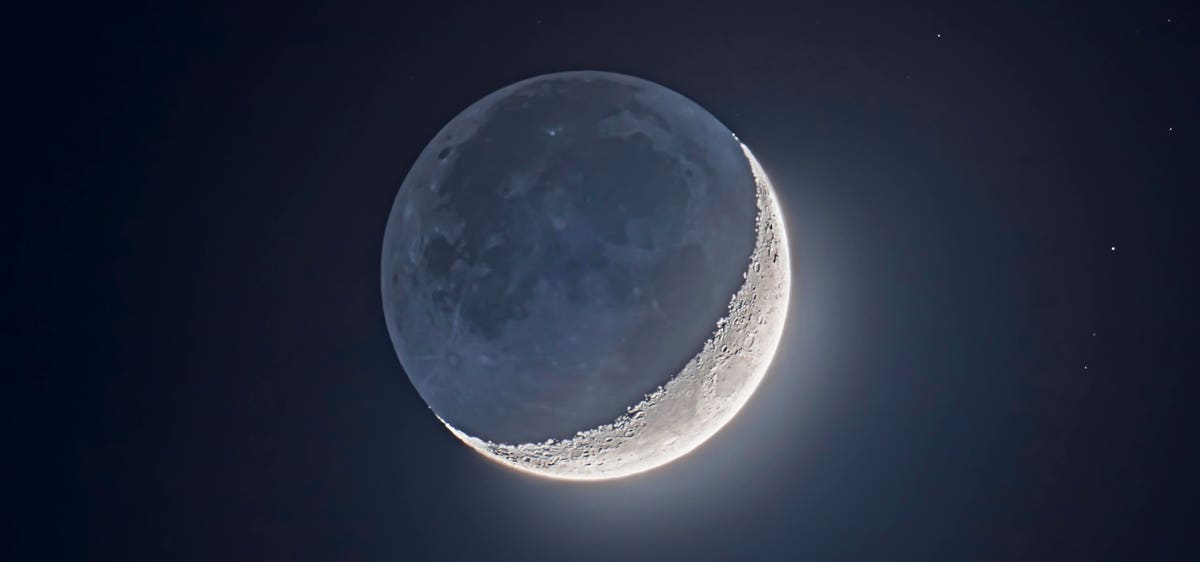 Featured image for Equinox Illuminates Night Sky: Catch the Crescent Moon