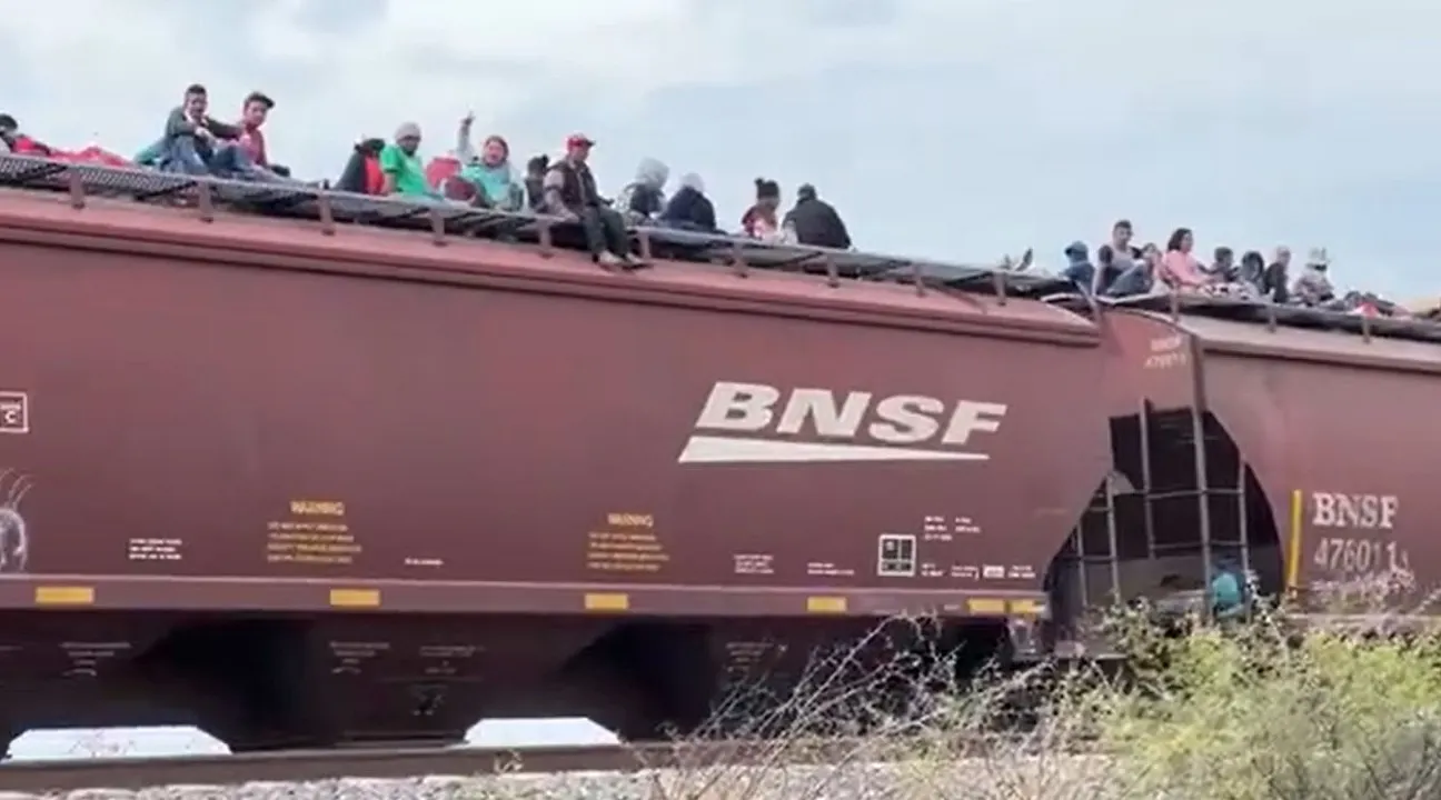 "Dramatic Footage: Migrants Risk Lives Riding Atop Train Bound for US Border"