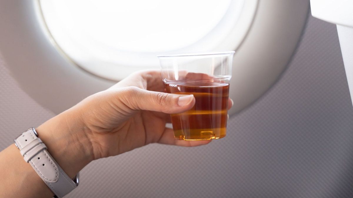 Avoid Alcohol Before Sleeping on Flights, Experts Warn