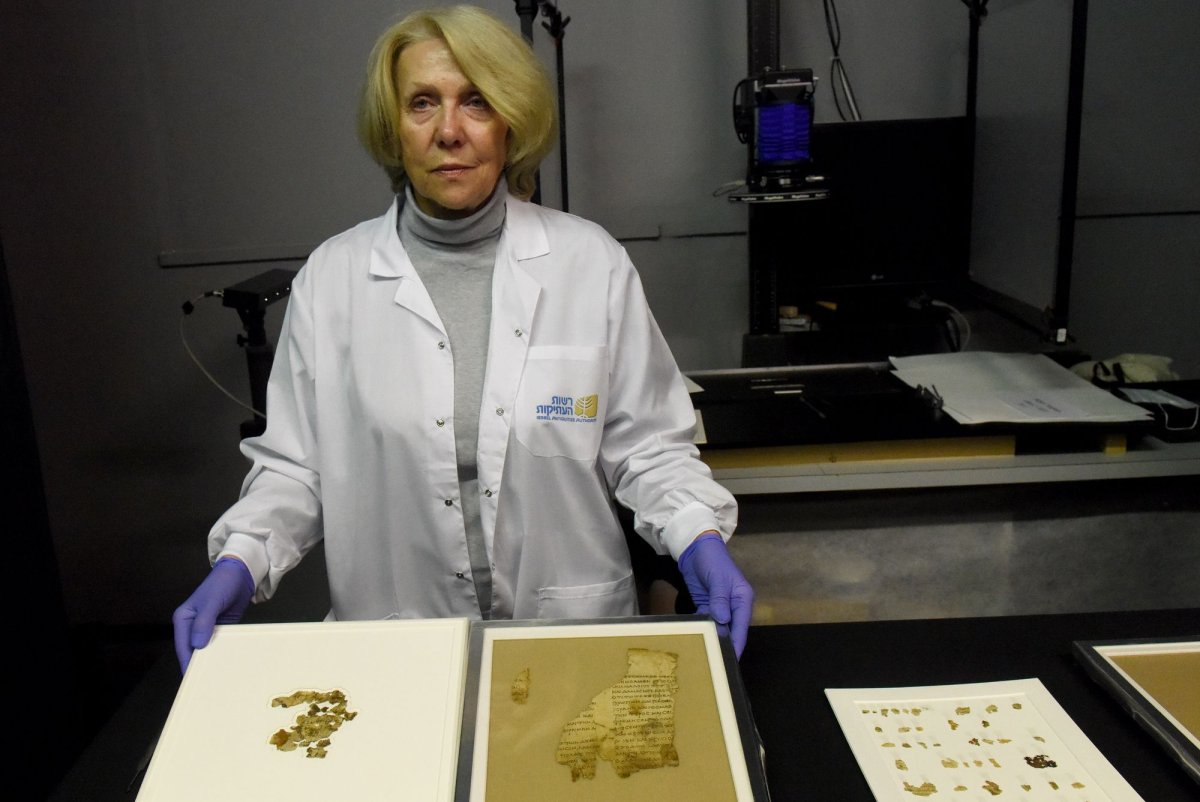 Featured image for AI Rewrites Dead Sea Scrolls' Age, Challenging Historical Timelines