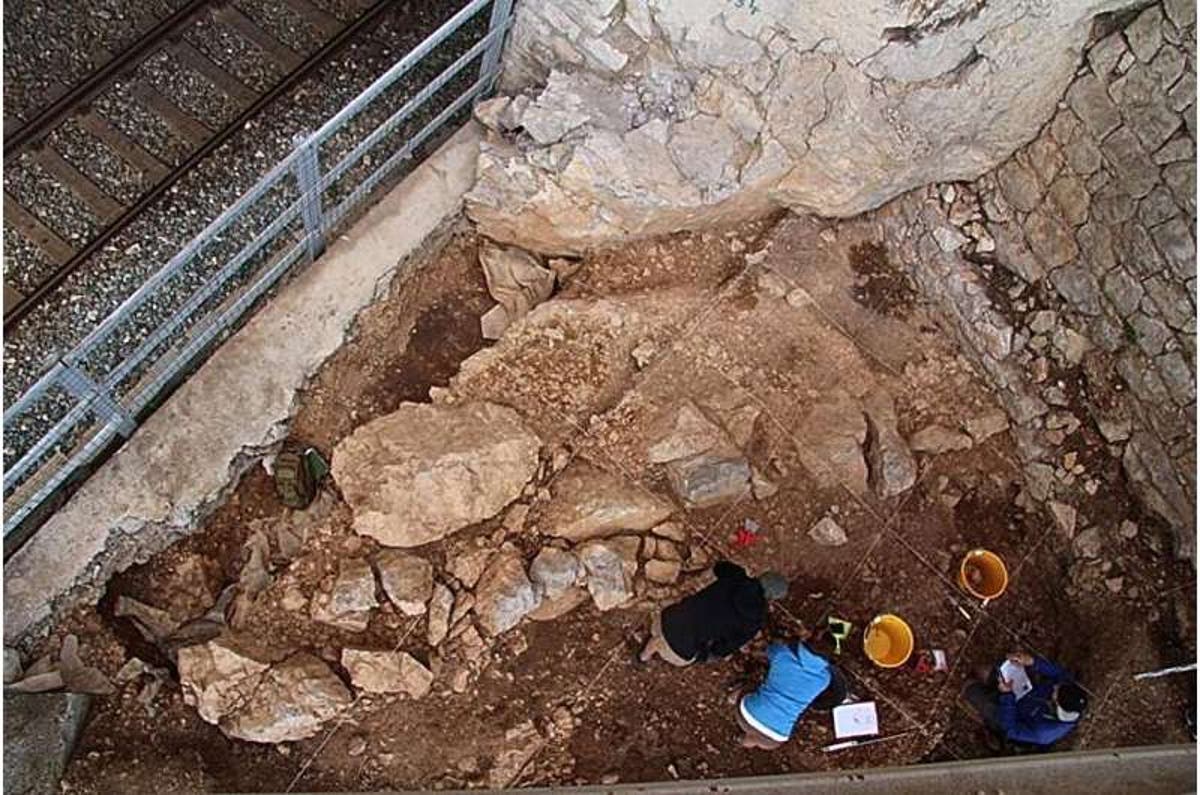 Featured image for "Neanderthals' Living Spaces Resemble Those of Modern Humans, Study Finds"