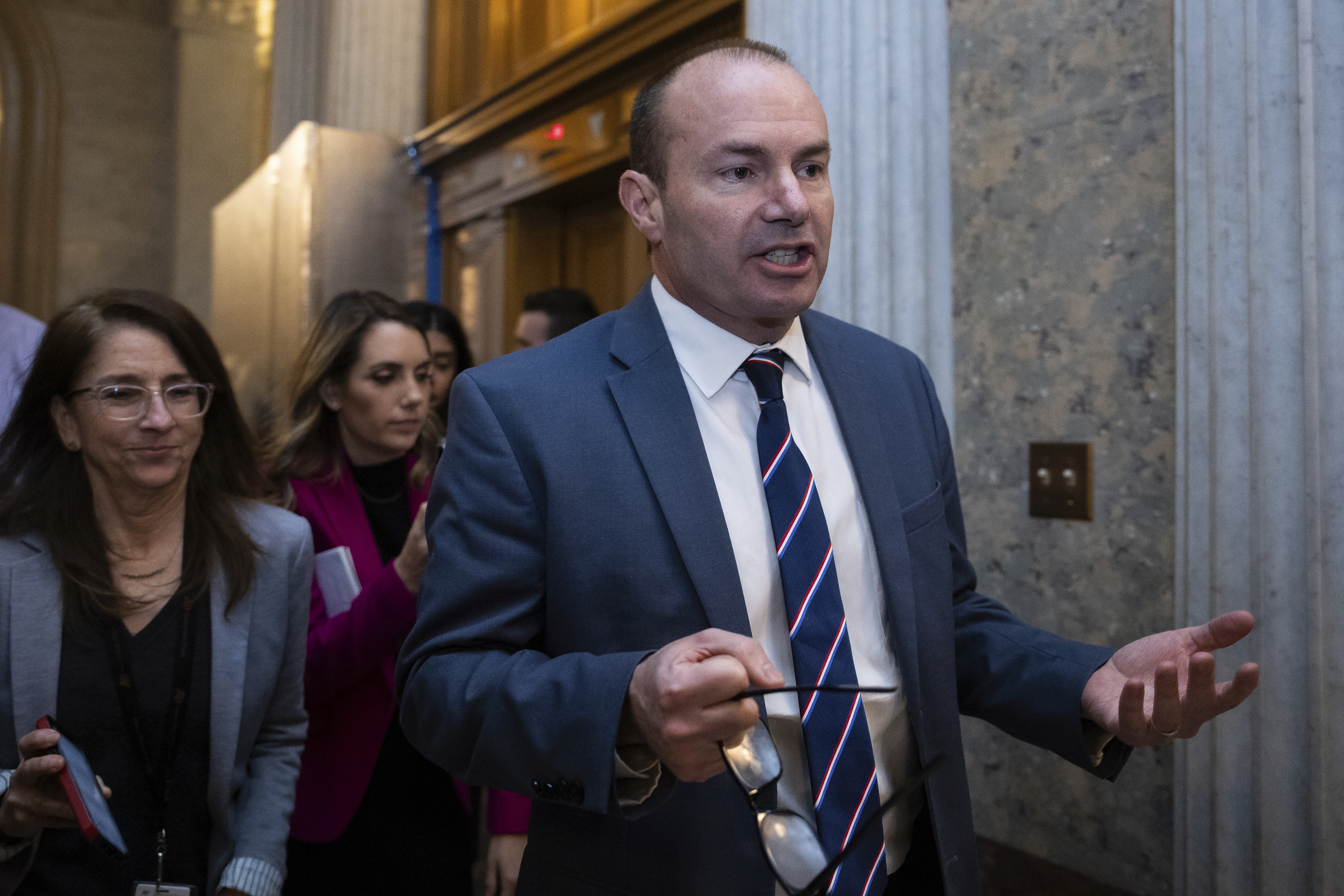 "Congress Faces Hurdles in Allocating Military Aid for Ukraine and Israel"