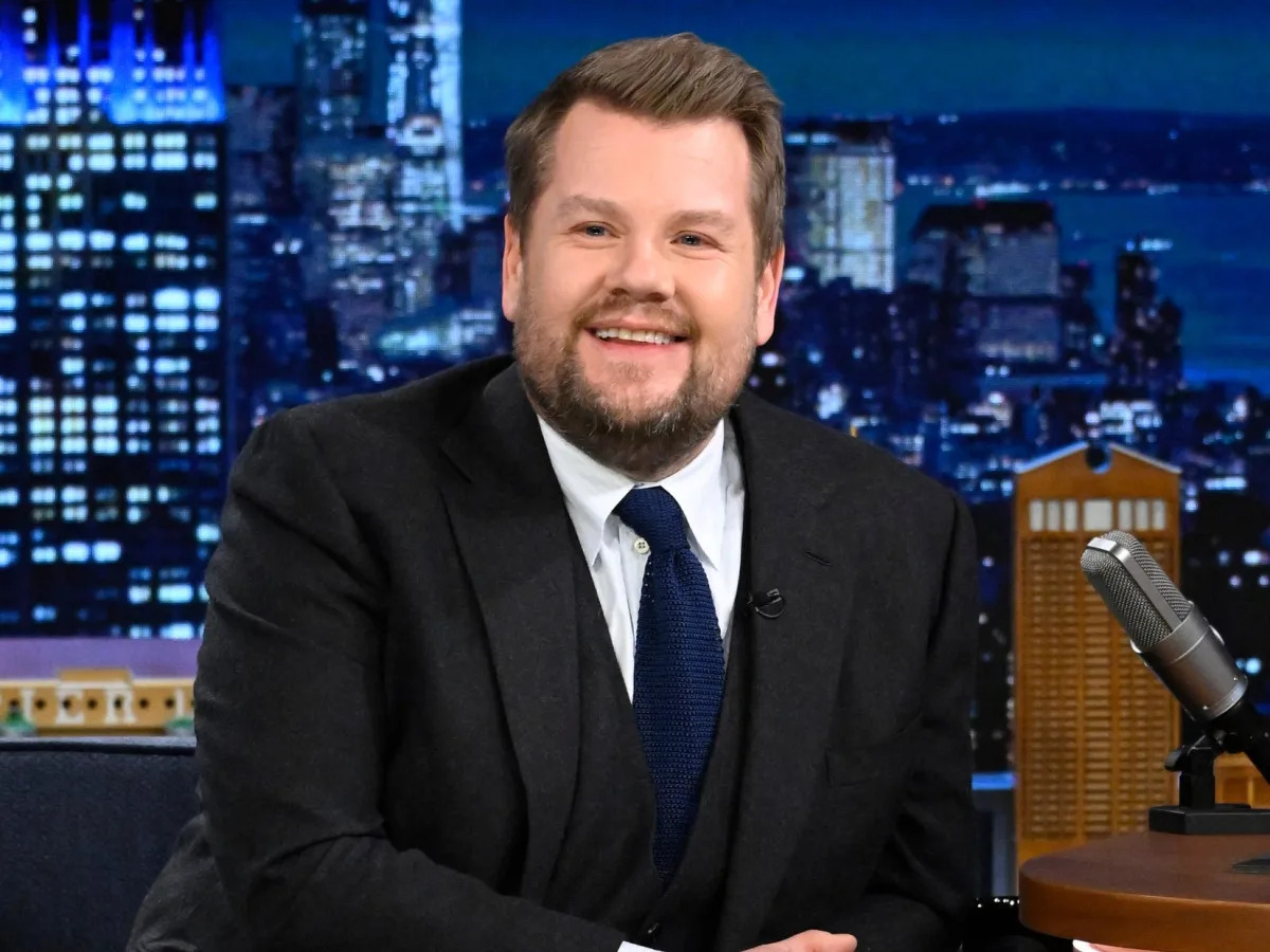 Featured image for James Corden Praised for Assisting Passengers During Flight Emergency