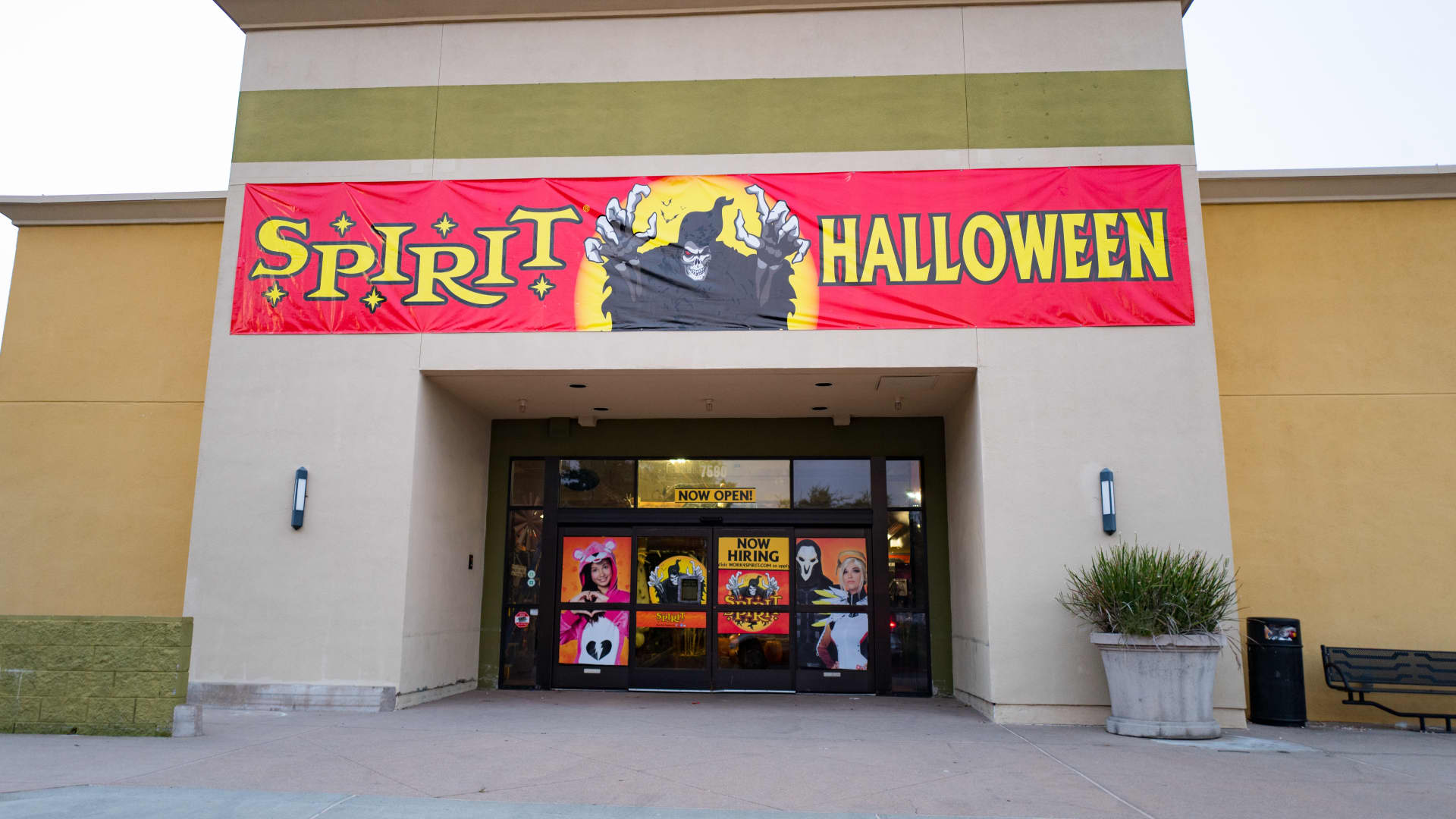 The Resilience of Spirit Halloween: From Sales to Scare Tactics, Unmasking the Pop-Up Phenomenon