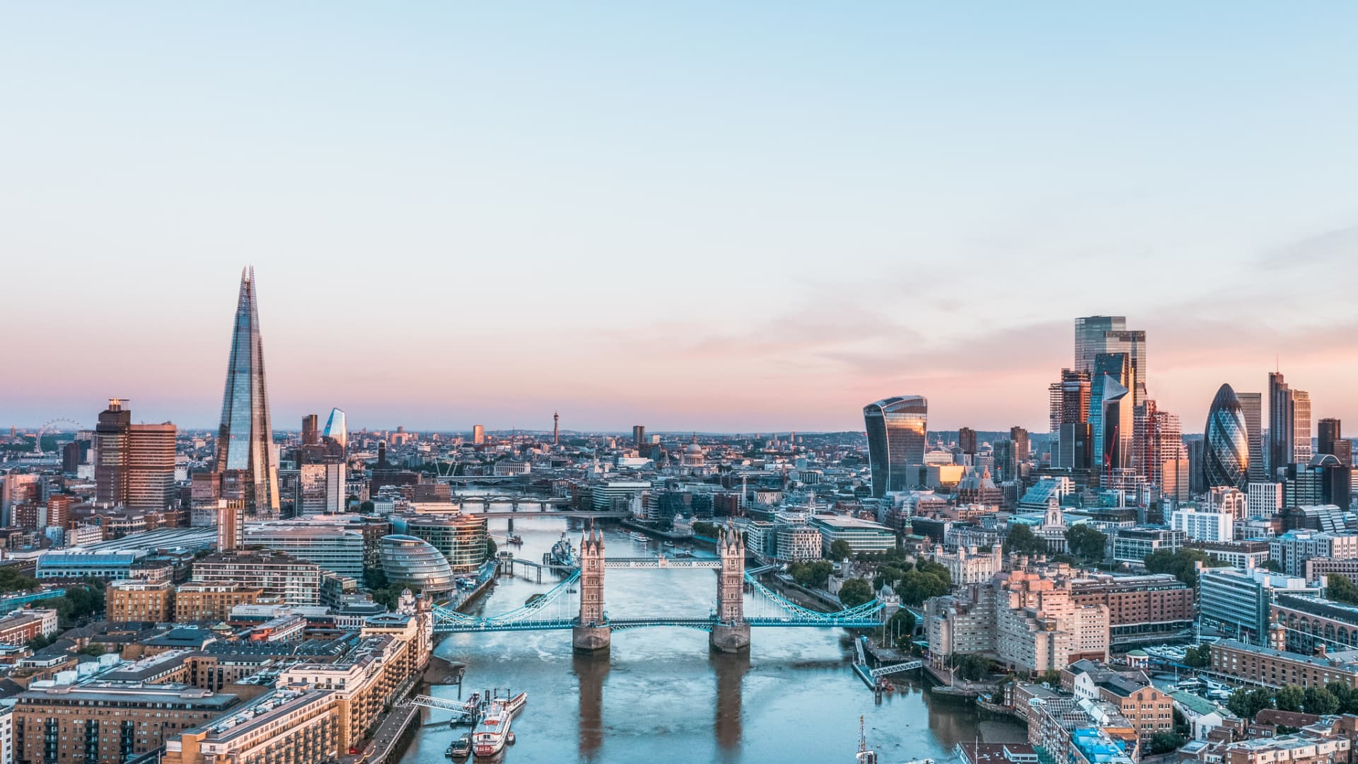"UK Inflation Maintains 4% Rate, Defying Expectations"