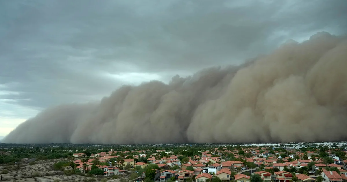 Featured image for Massive Dust Storm and Monsoon Disrupt Phoenix with Power Outages and Flight Cancellations