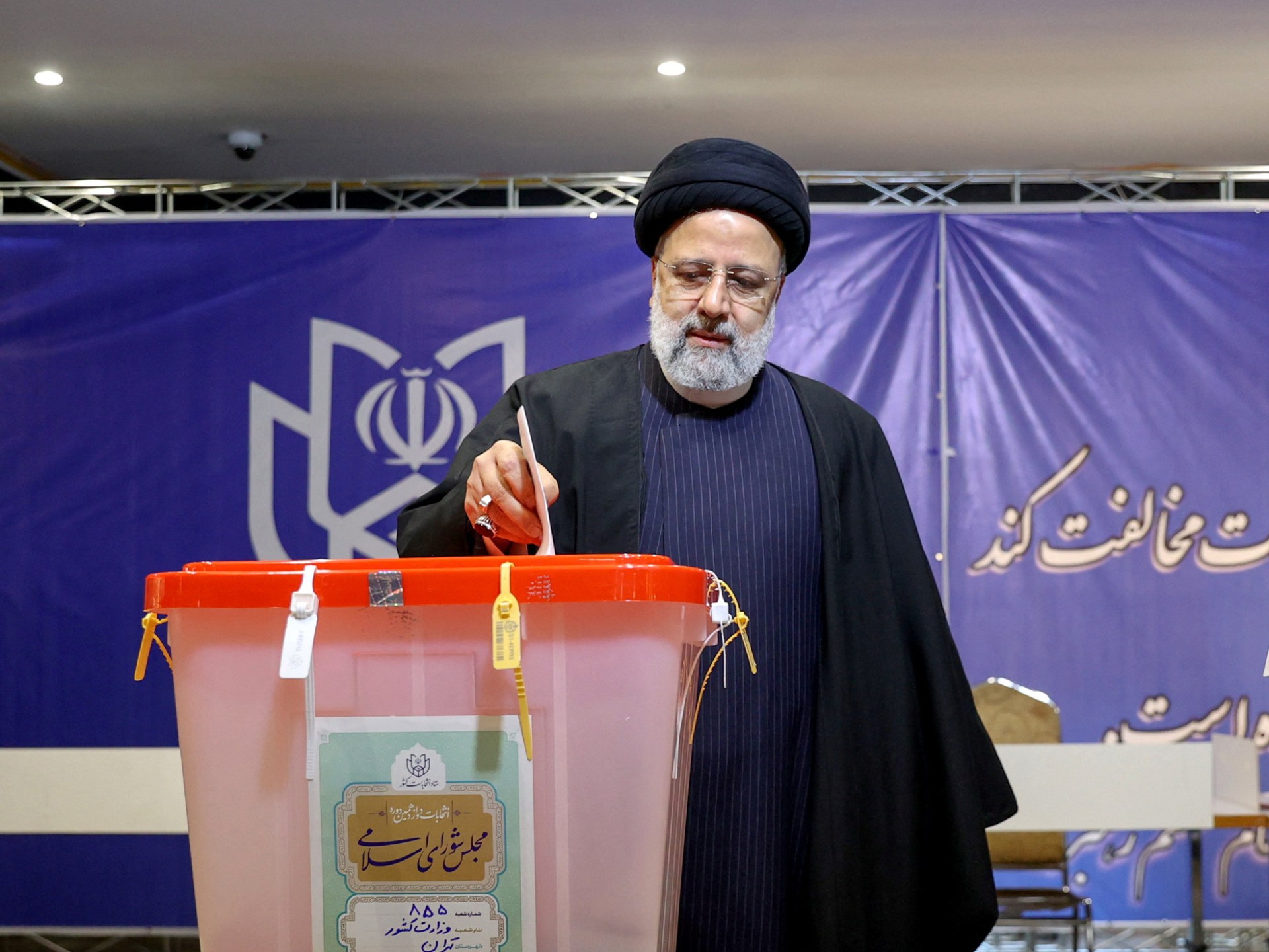 "Iran's Conservative Dominance: Low Turnout and Reformist Criticism"