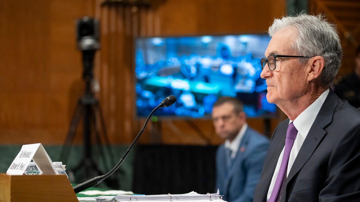 "Federal Reserve Faces Pressure Amid Uncertain Economic Outlook"