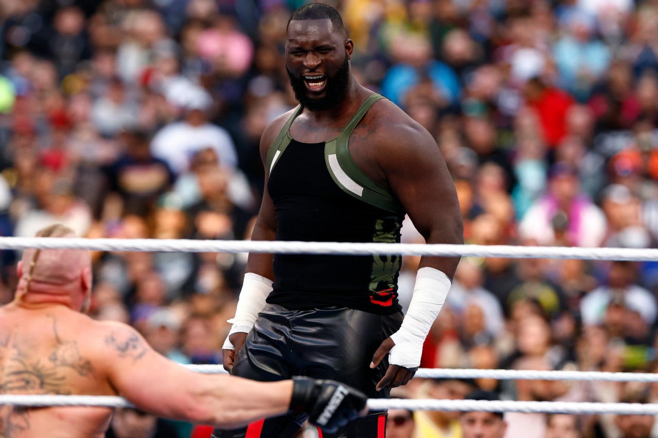 "Brock Lesnar dominates Omos in WrestleMania 39 match"