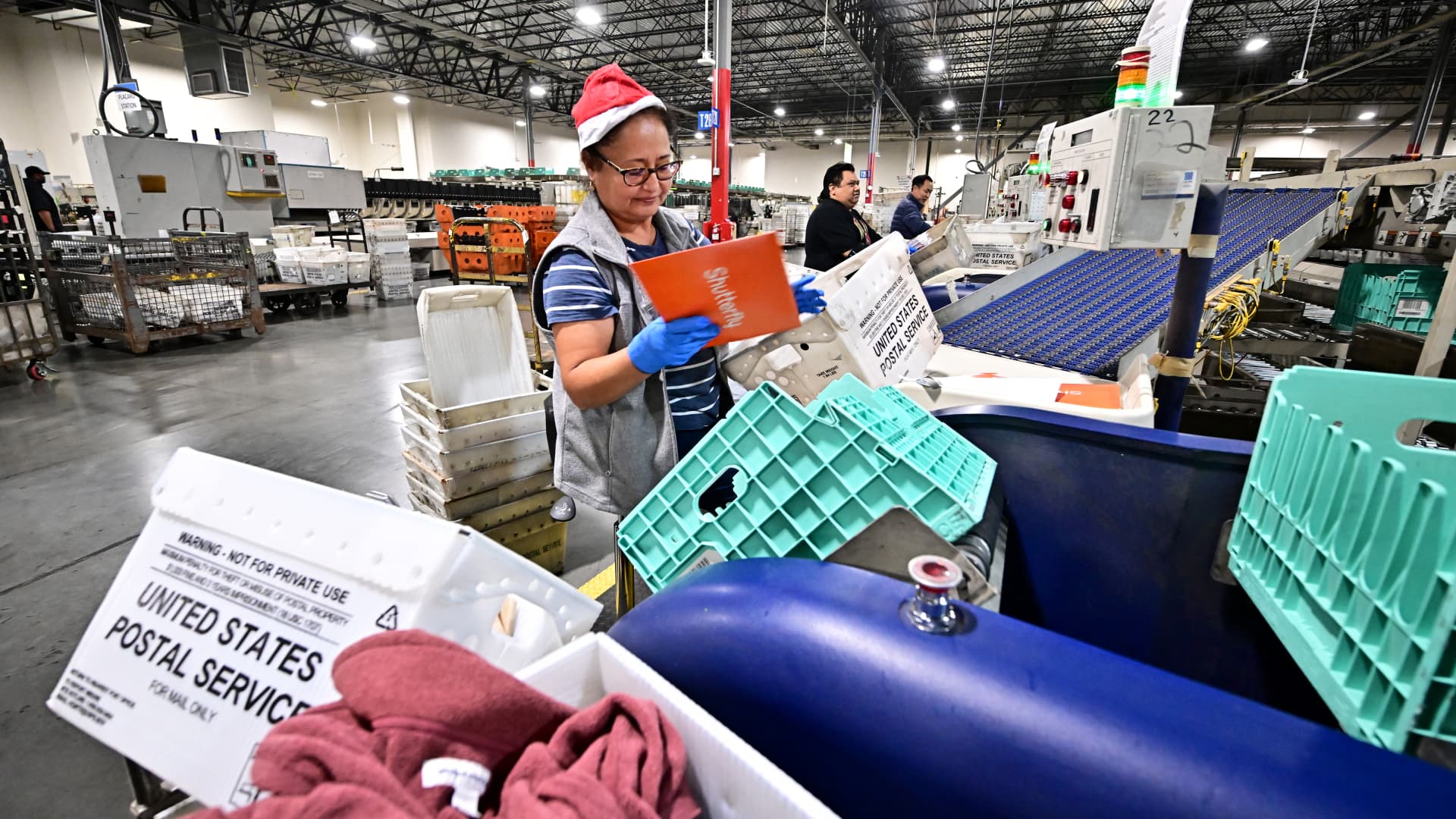 "US Labor Market Impresses: Unemployment Unexpectedly Declines in November"