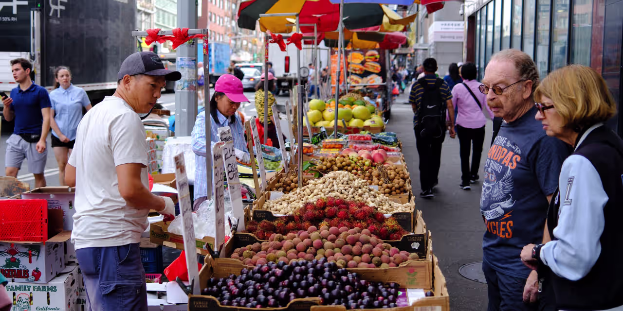 US Economy Shows Signs of Stagnation Amid Rising Prices, Fed Reports