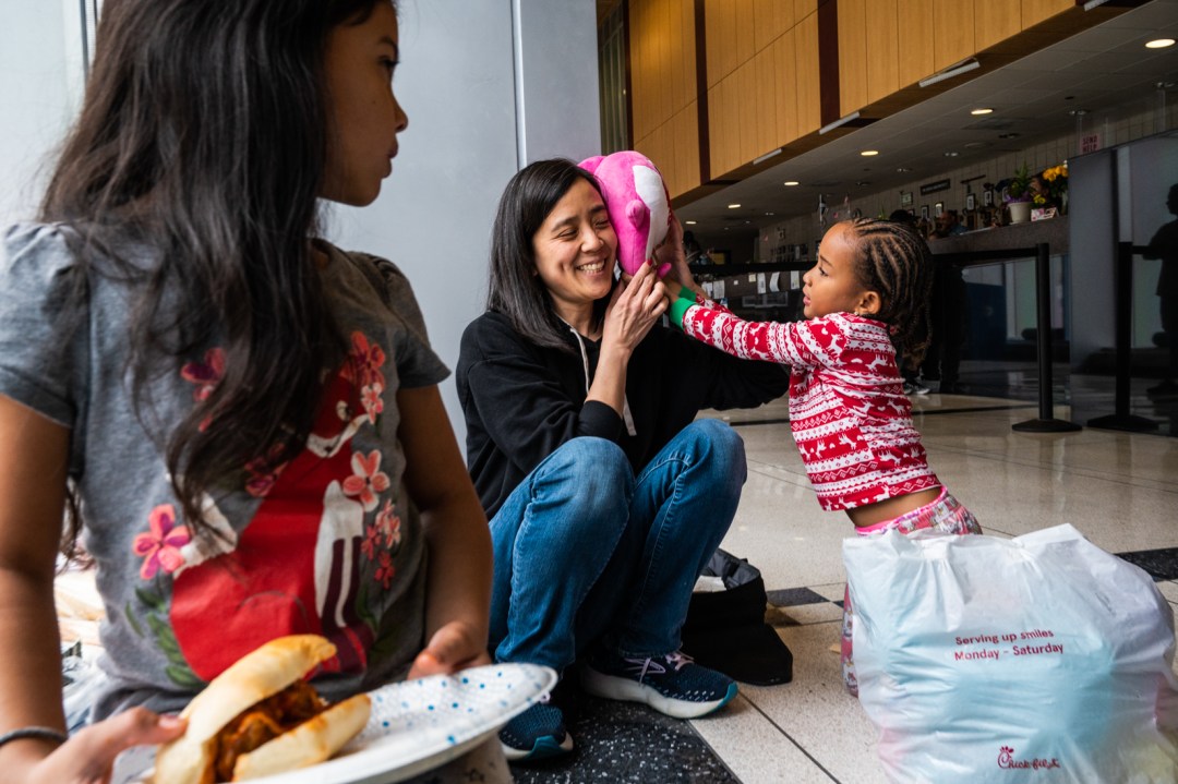 Chicagoans Rally to Support Migrants Amidst Shelter Crisis