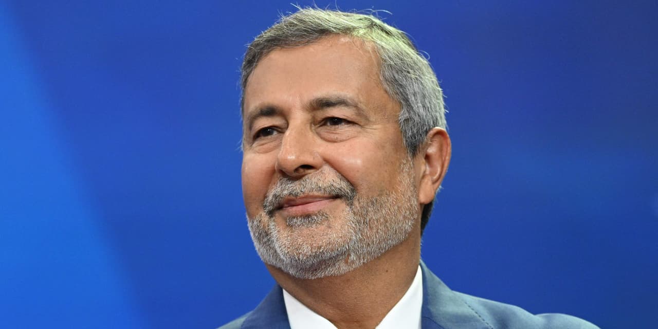 Featured image for Micron's Stock Rises Despite Largest Loss on Record and Revenue Drop in Line with Wall Street View.