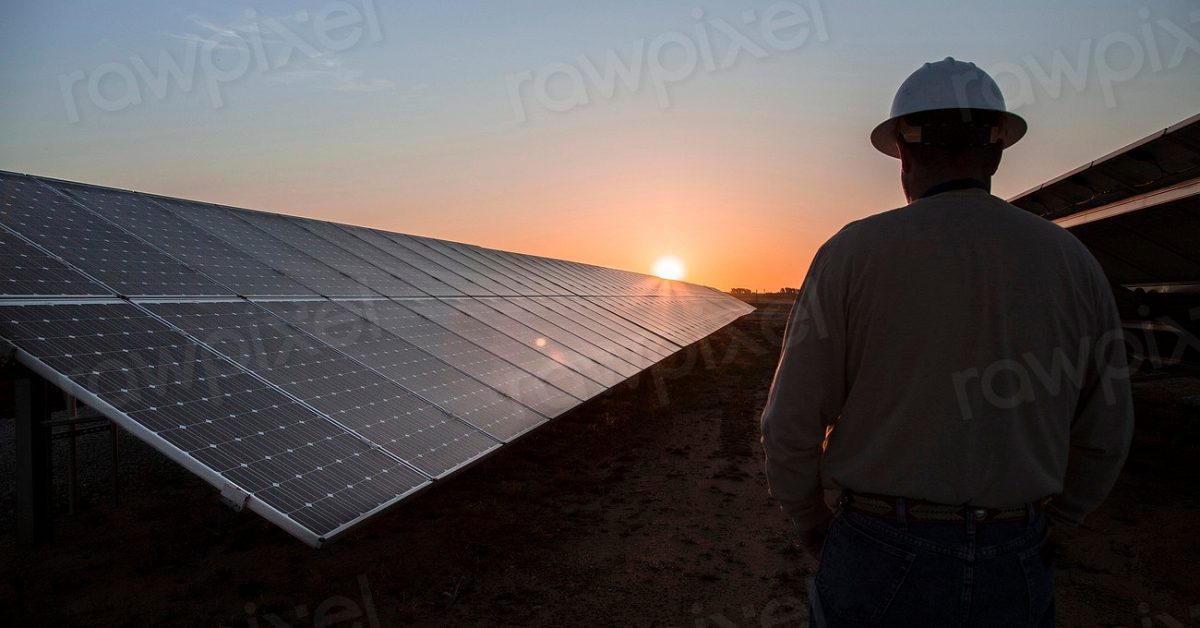 Featured image for US Solar Industry Breaks Records in 2023, Faces Challenges in 2024