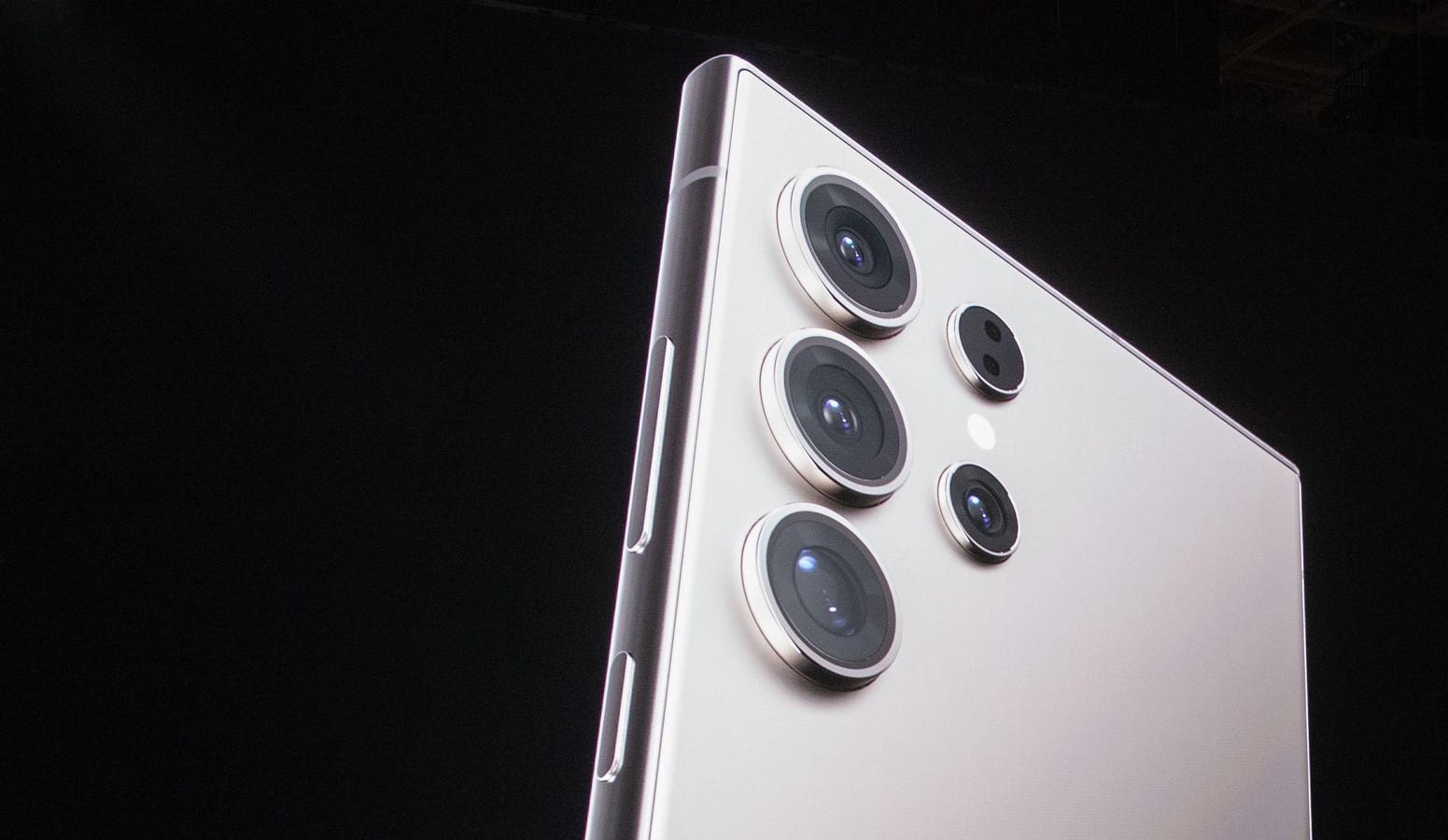 Featured image for Samsung's Dominance: The Biggest Threat to Apple in 2024