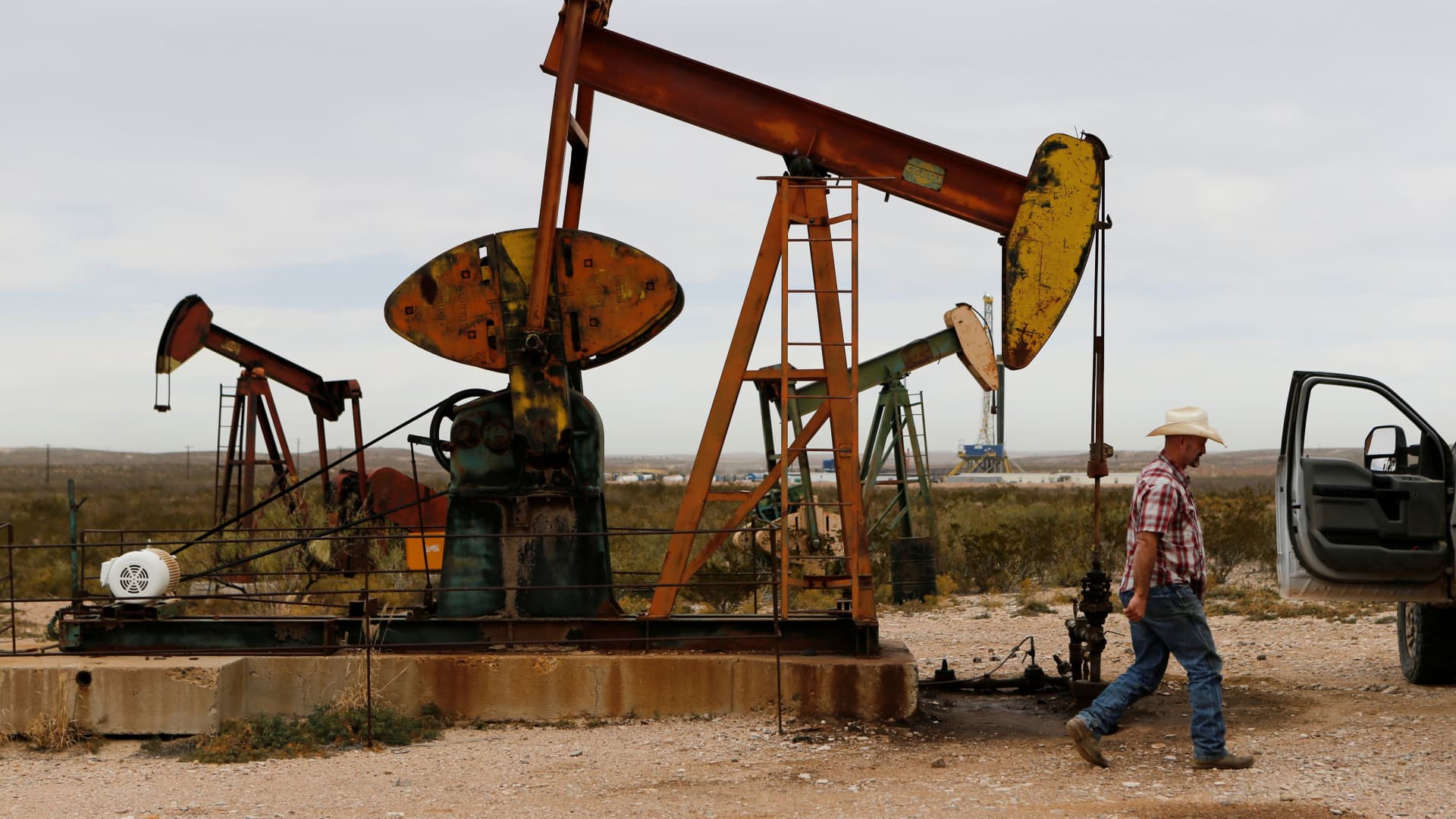 Featured image for Oil Prices Hit Four-Year Low Amid Surplus and Geopolitical Tensions