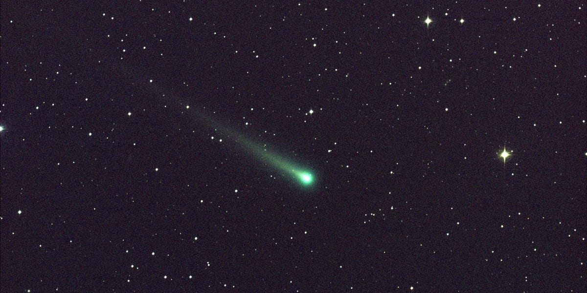 "Spotting Spectacular Comets in the Night Sky: A Guide"