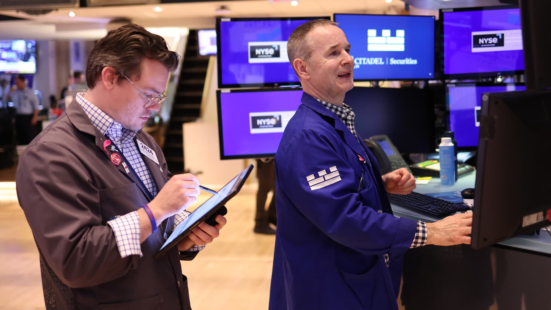 Dow Futures Slide Amid Economic Data and Rate Fears
