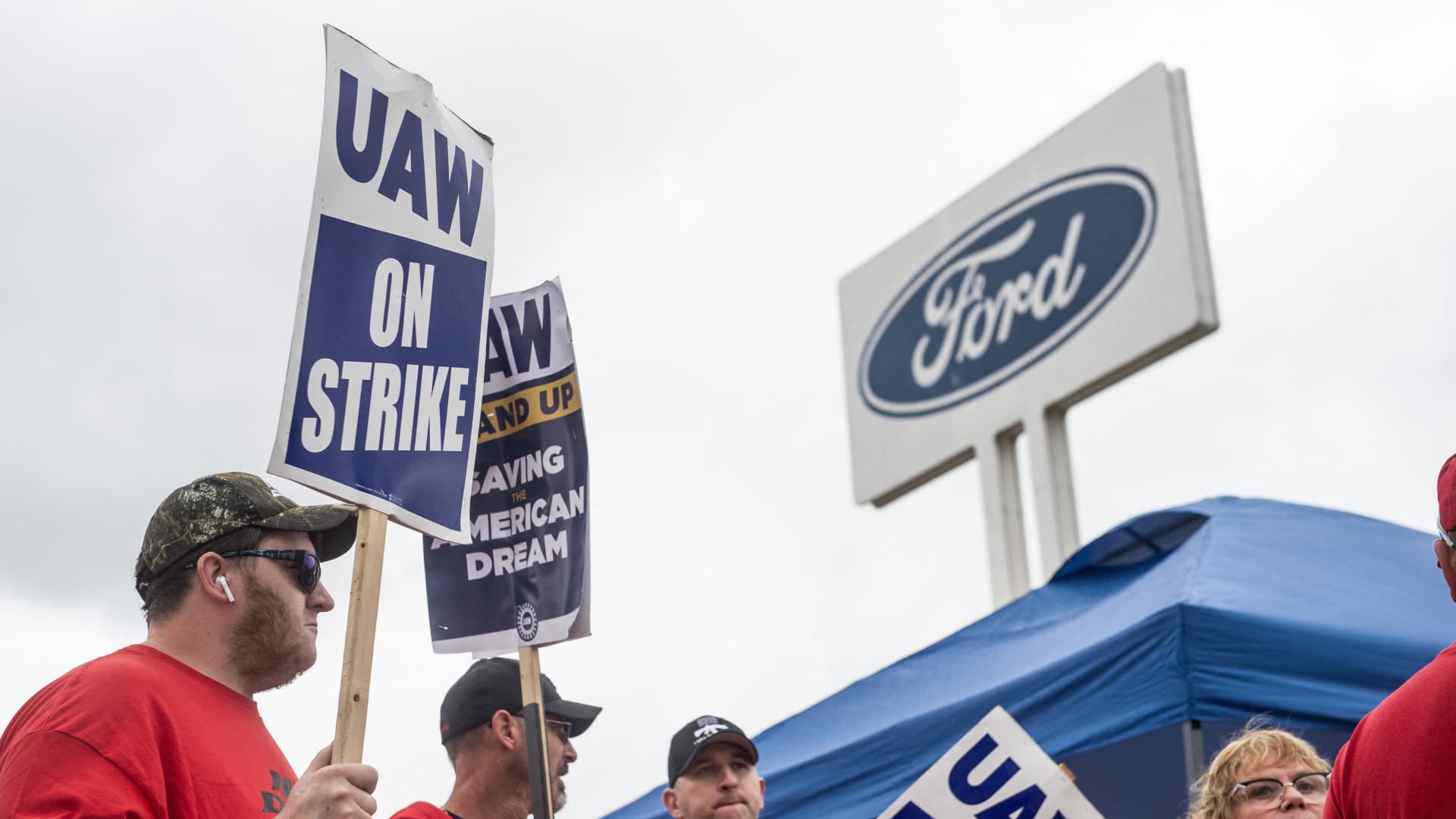 Featured image for "Ford's 2023 Guidance Reinstated, UAW Deal to Cost $8.8 Billion"