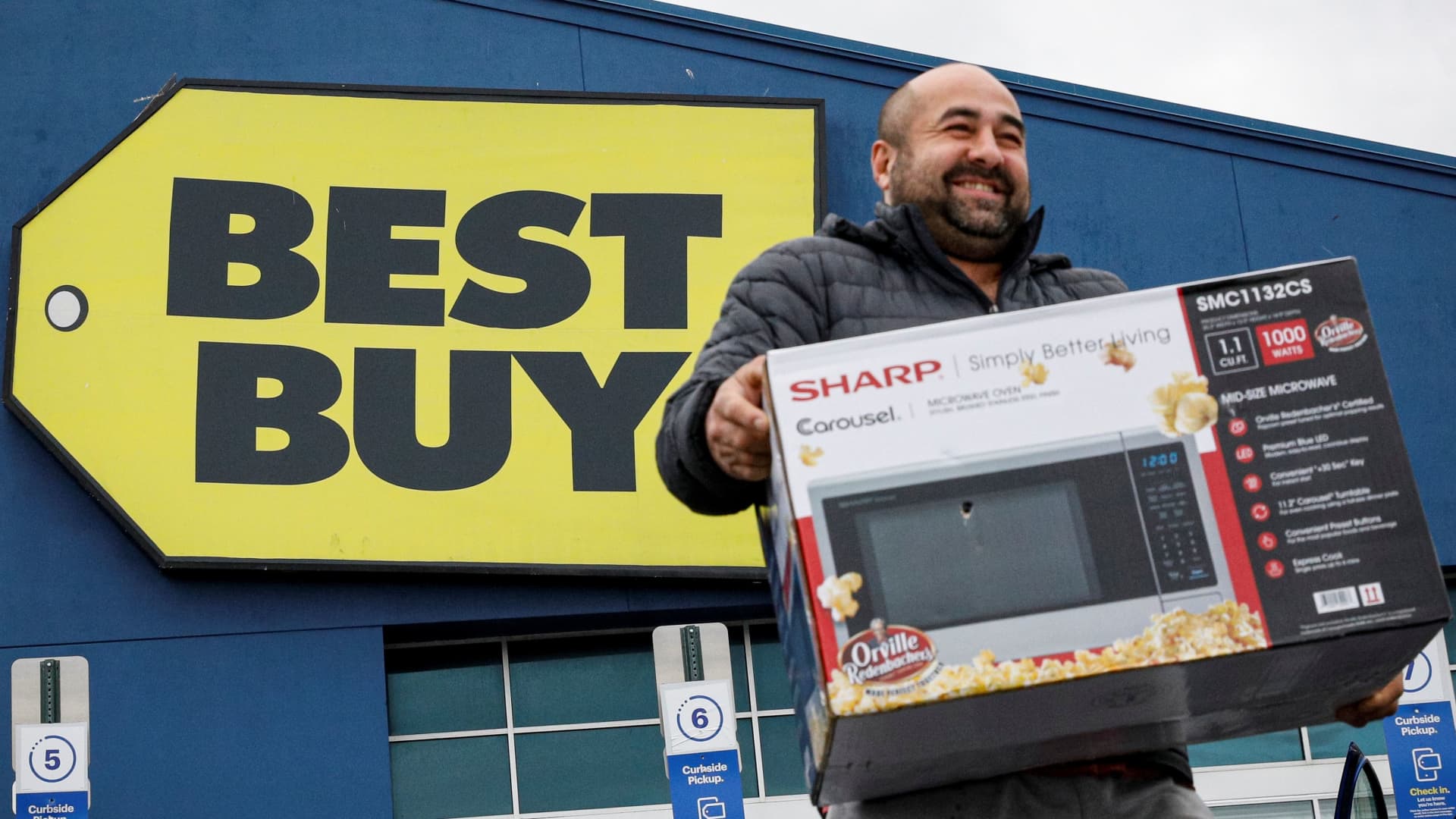 Featured image for Best Buy boosts membership program amid sales slump.