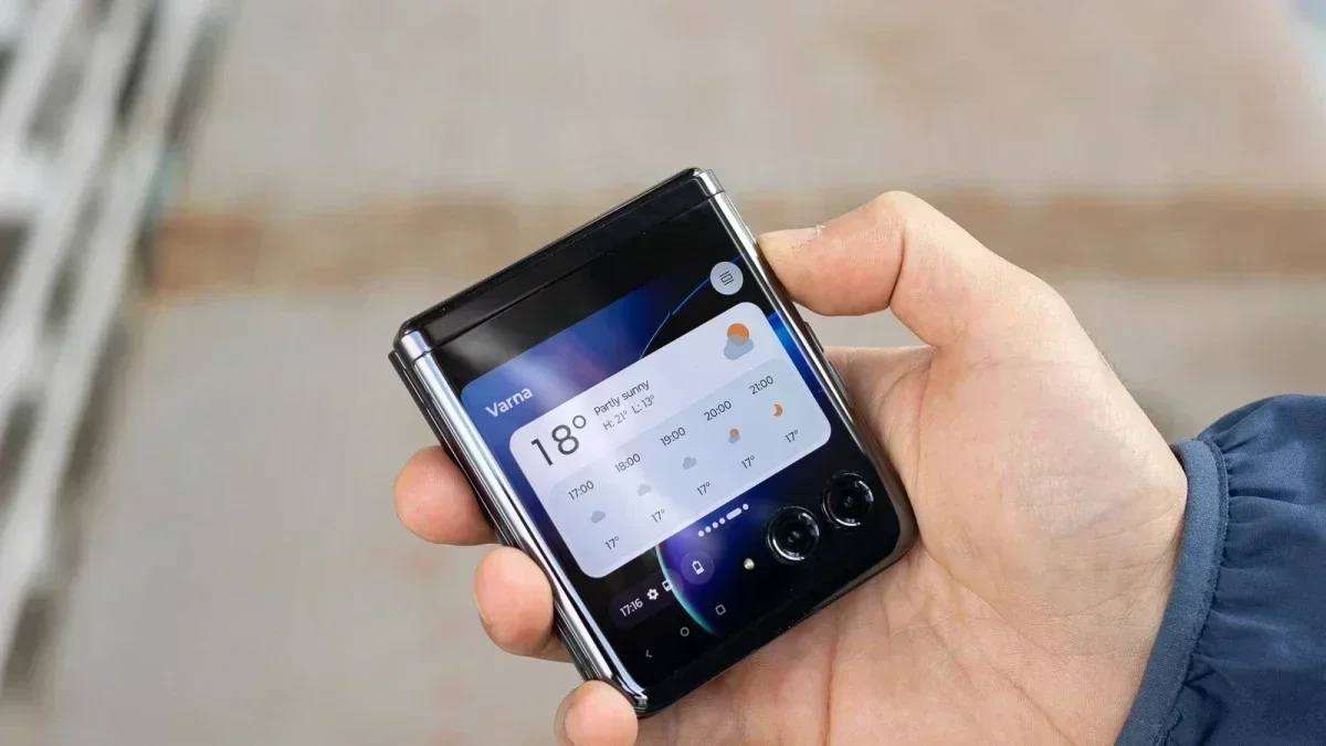 Featured image for Motorola Razr+ 2024: Affordable, Fun, and Flawed Foldable