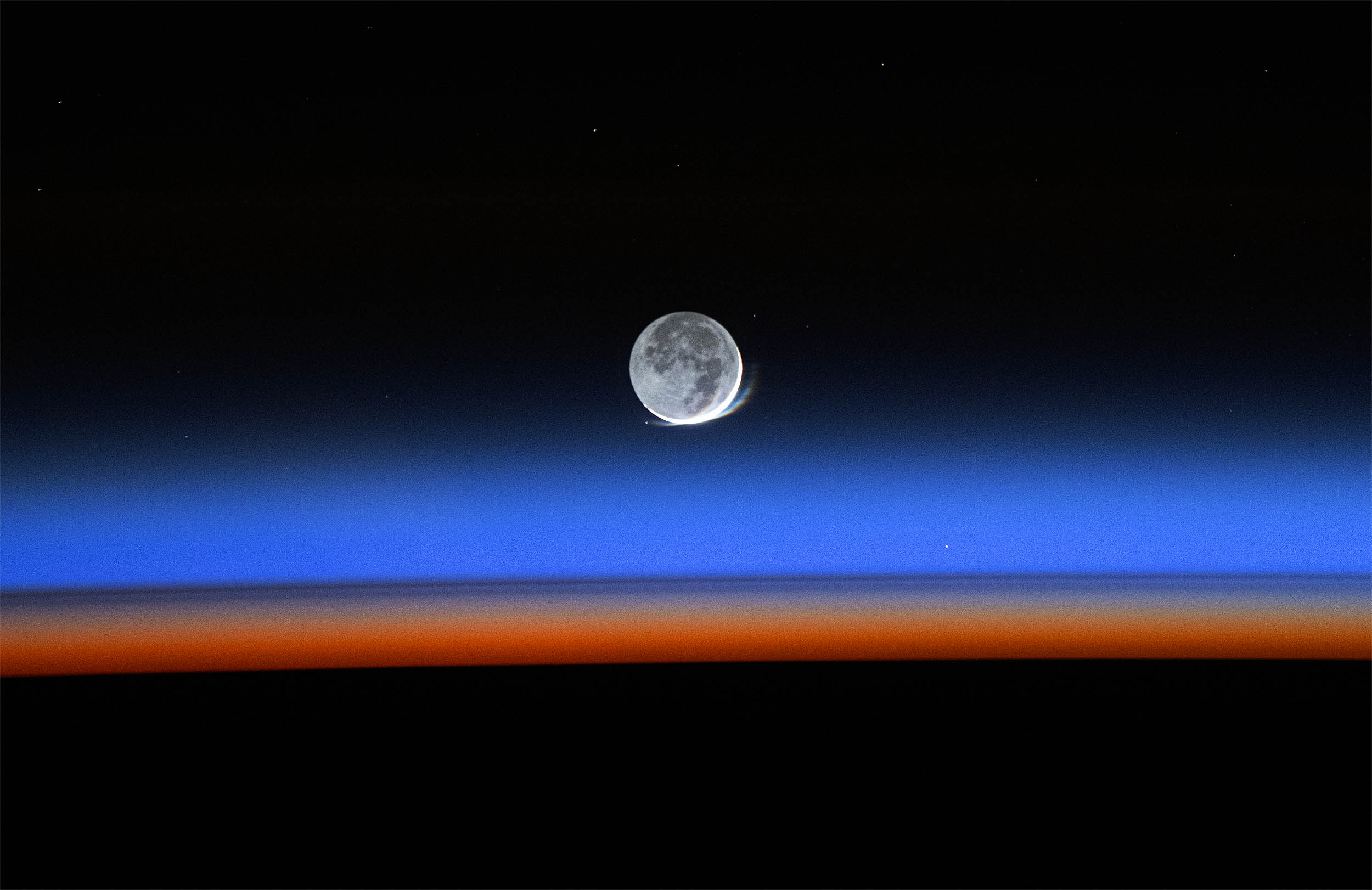 Featured image for Astronaut Captures Stunning Lunar Halo Phenomenon