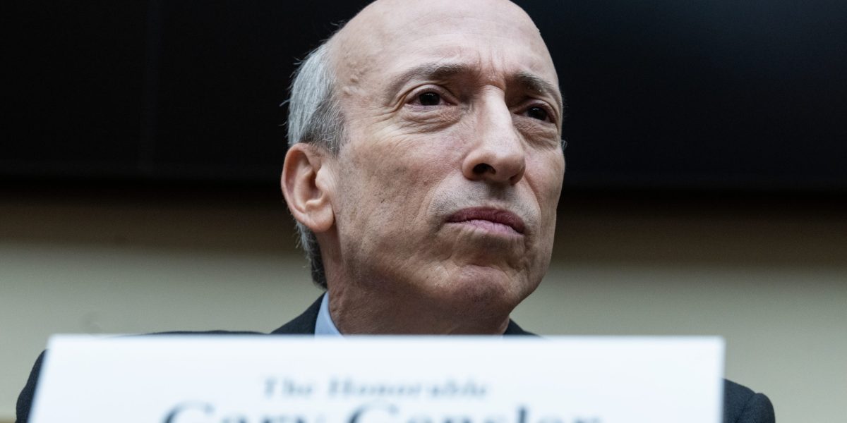 "Billionaire Hedge Fund Kingpin Clashes with Wall Street Sheriff over Bond Market Rule"