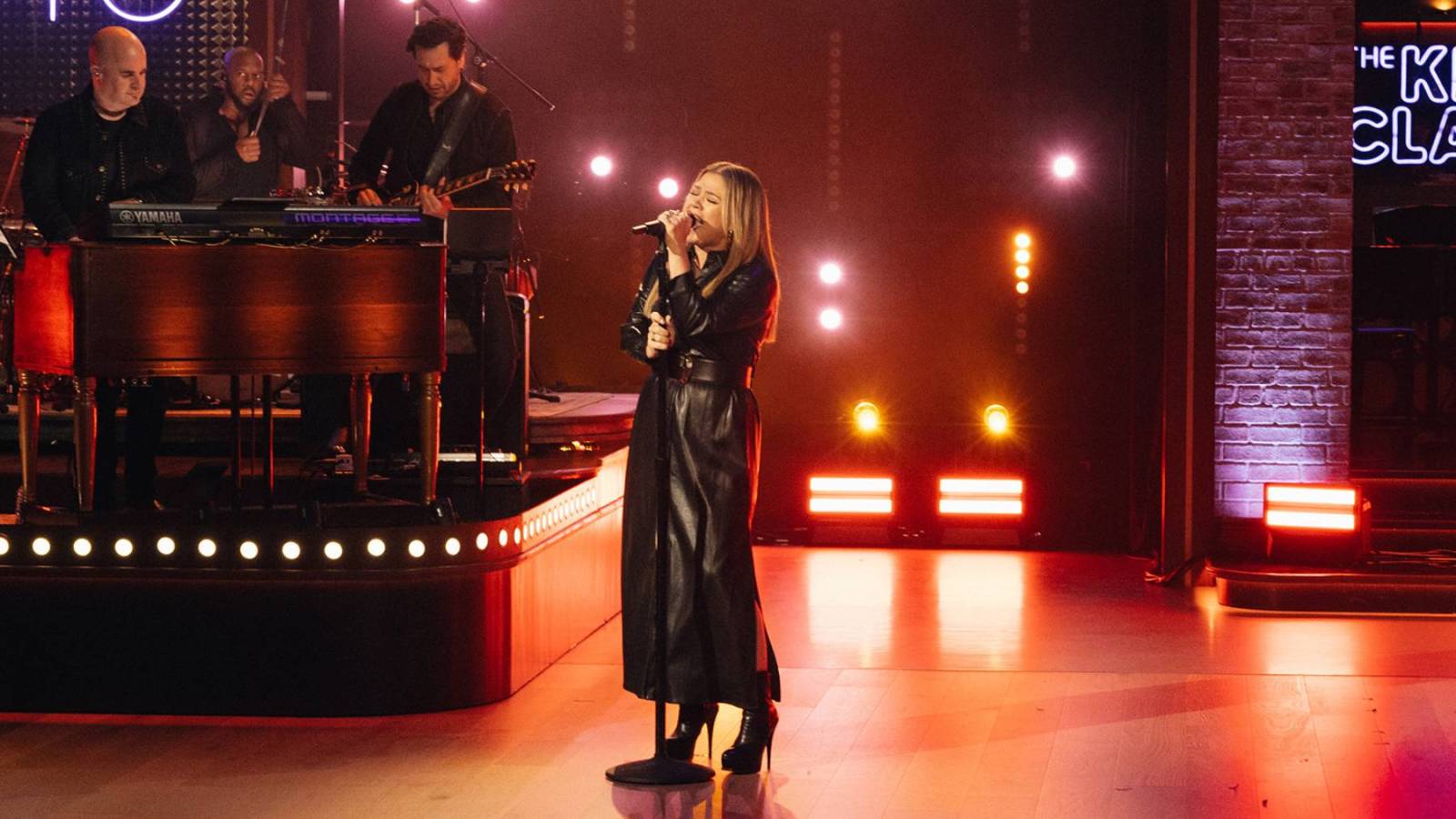 Featured image for "Kelly Clarkson Triumphs with Powerful Rendition of Christina Aguilera's 'Fighter'"