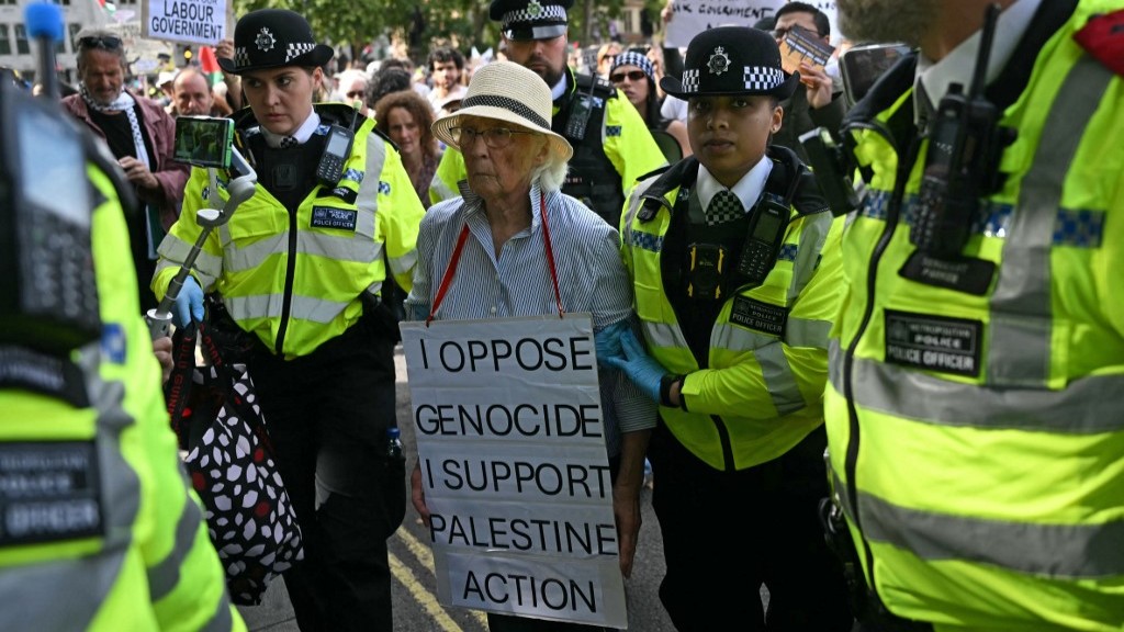 Featured image for Over 425 Arrested at London Pro-Palestine Protest Amid Clashes