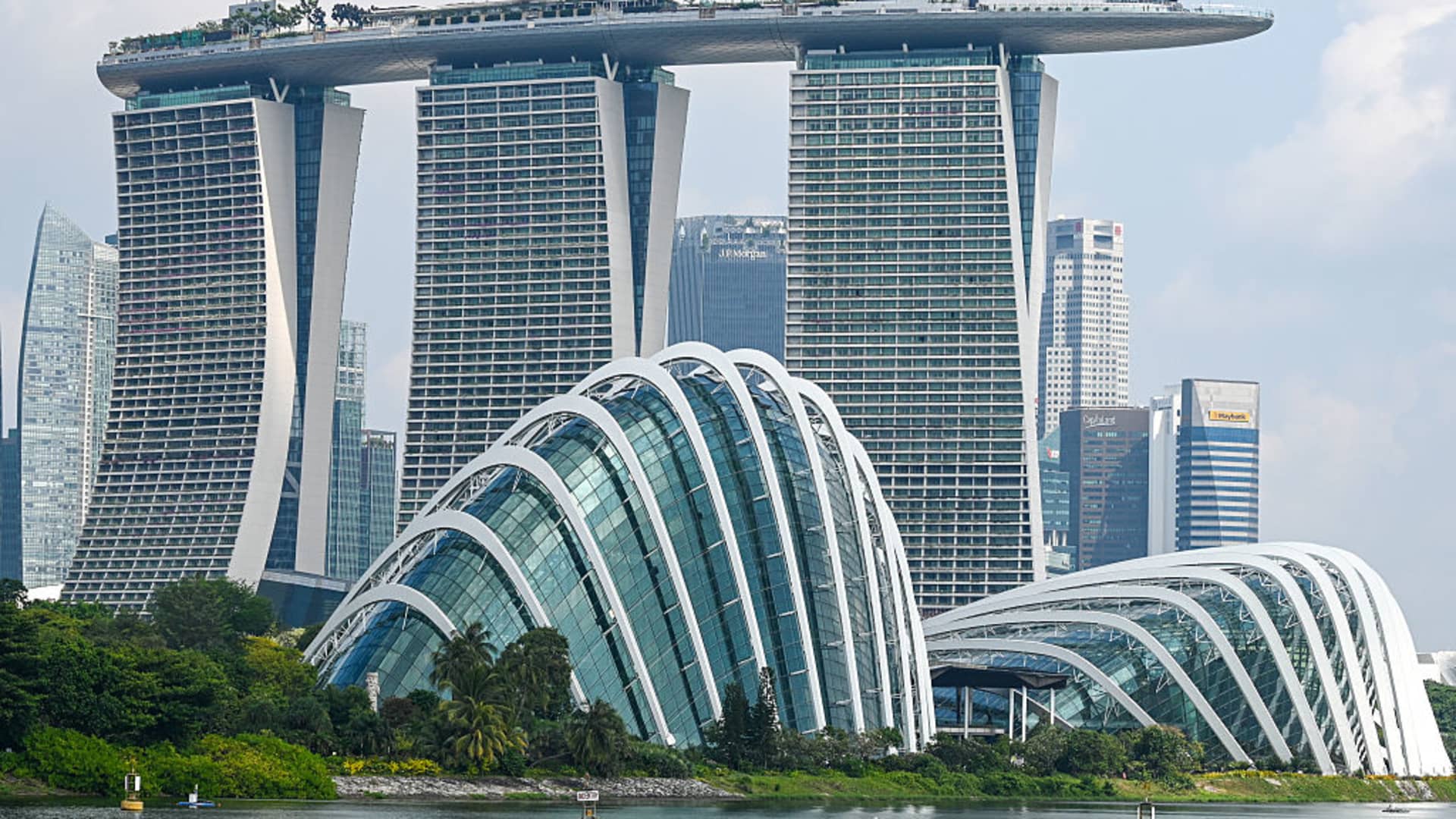 Singapore's Economy Grows 4.3%, Avoids Recession Amid Global Uncertainty
