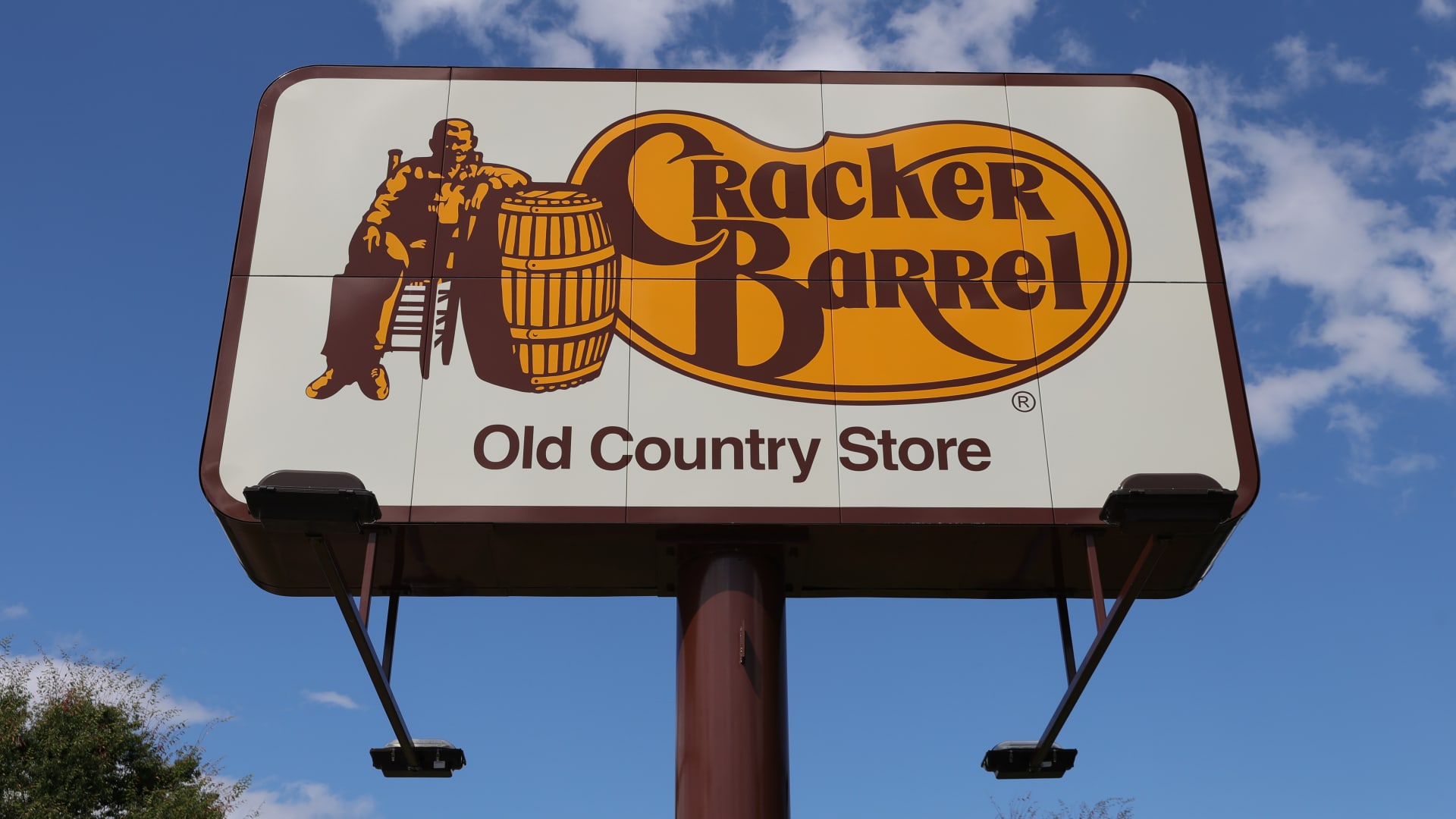 Featured image for Cracker Barrel halts restaurant remodels amid logo controversy and fan backlash