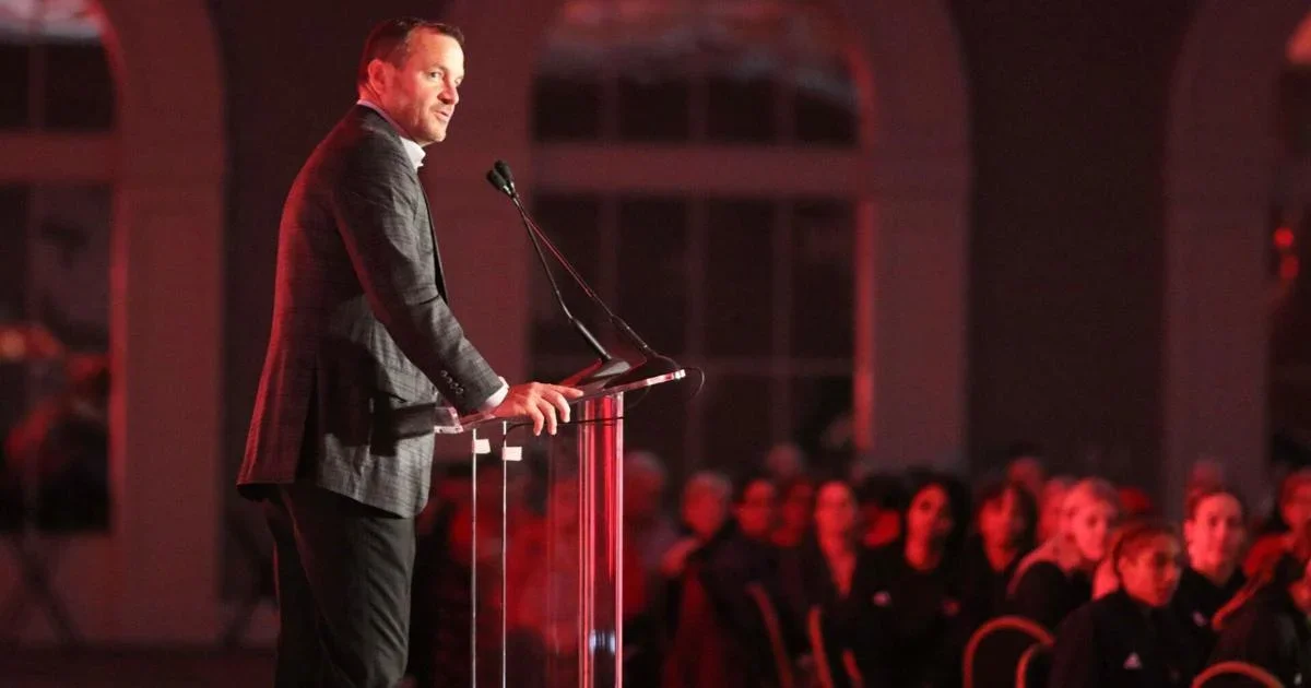 Louisville Cardinals dominate NCAA tournament with impressive Sweet 16 win streak.