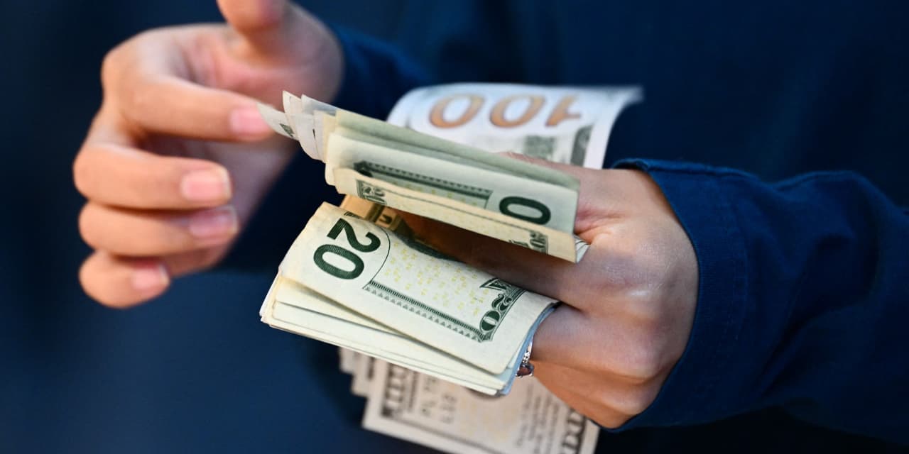 Featured image for "Transitioning from Cash to Bonds: A Guide for Investors"