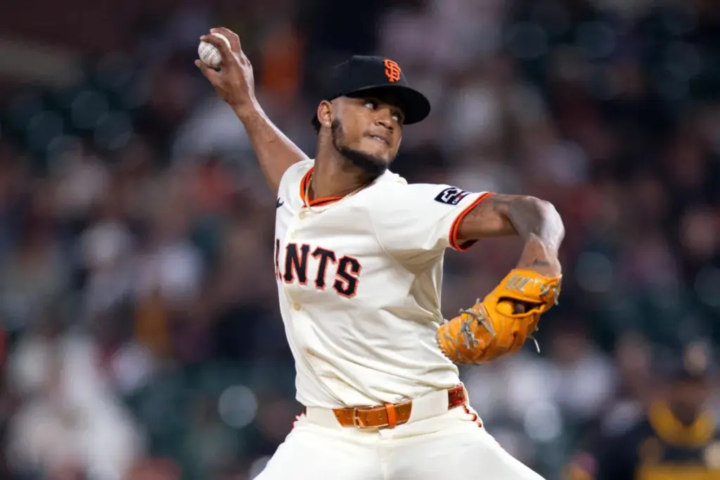 Featured image for Yankees acquire Doval from Giants in last-minute trade