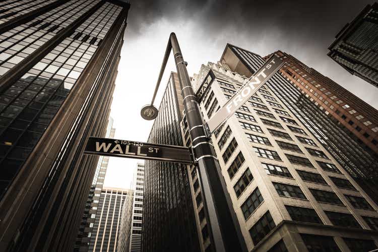 Wall Street predicts S&P 500 surge fueled by tech giants and economic resilience.