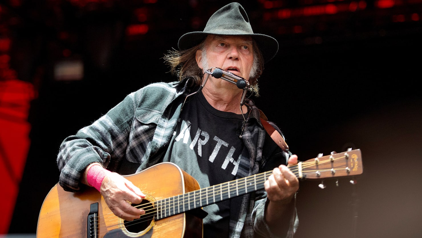 "Neil Young Ends Spotify Boycott Amid Joe Rogan Controversy"