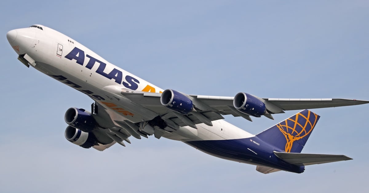 Featured image for "Boeing 747 and Atlas Air Cargo Planes Make Emergency Landings in Miami After Engine Malfunctions"