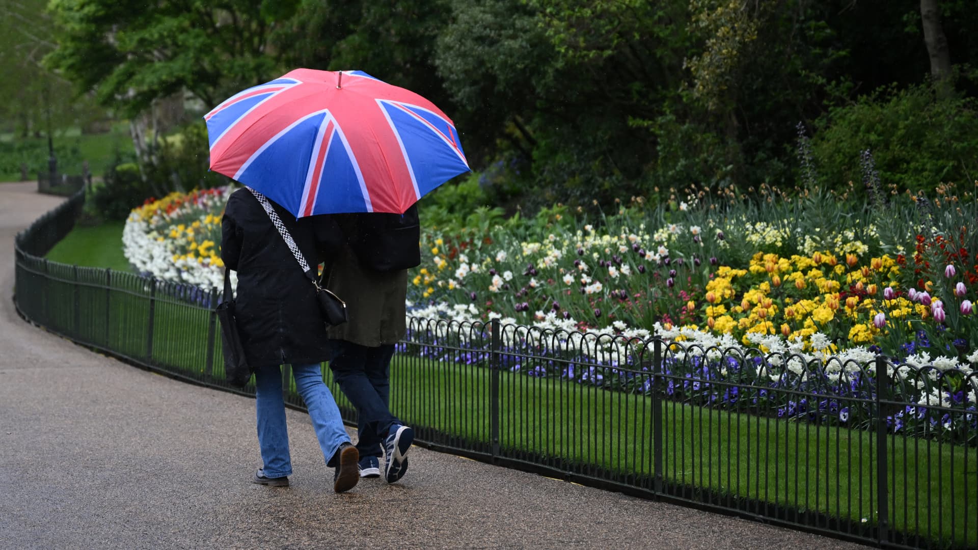 "UK Economy Continues Growth Trend, Signaling Recession Recovery"