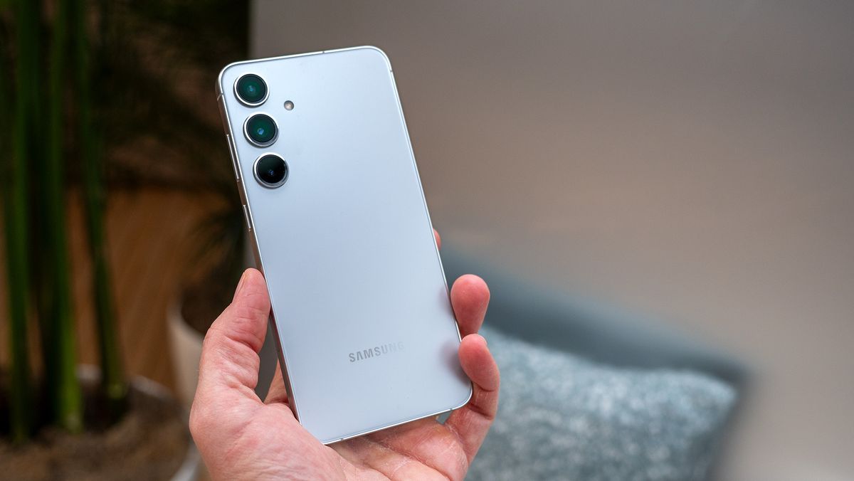 Featured image for "One UI 6.1.1 Brings Advanced AI to Older Samsung Galaxy Devices"