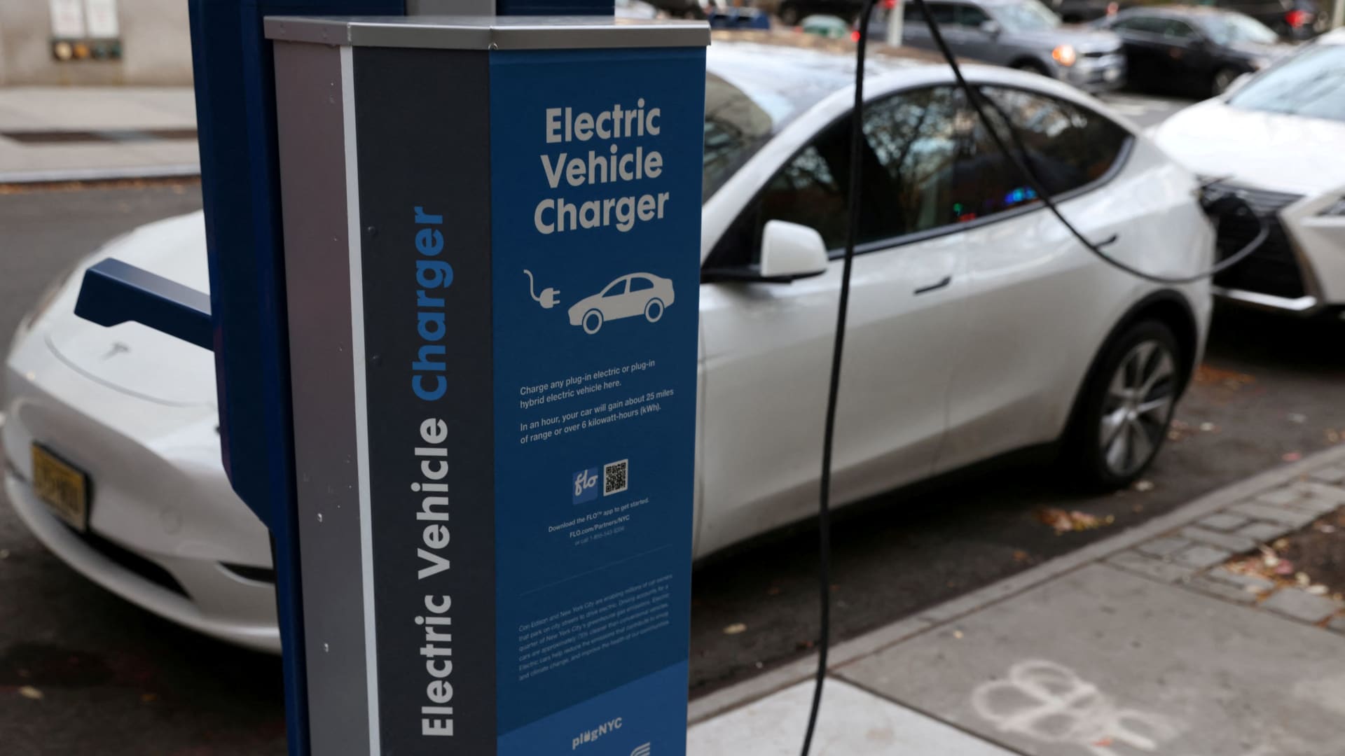 "Poll Reveals Majority of Americans Unlikely to Buy Electric Cars Despite Biden's Push"