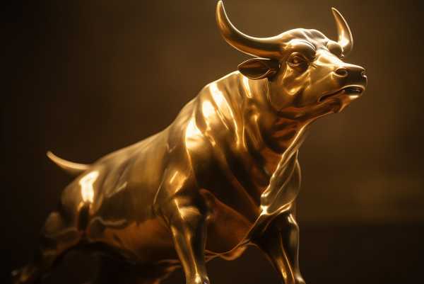 Featured image for Gold Soars as Bearish Signal Fails and Dollar Weakens