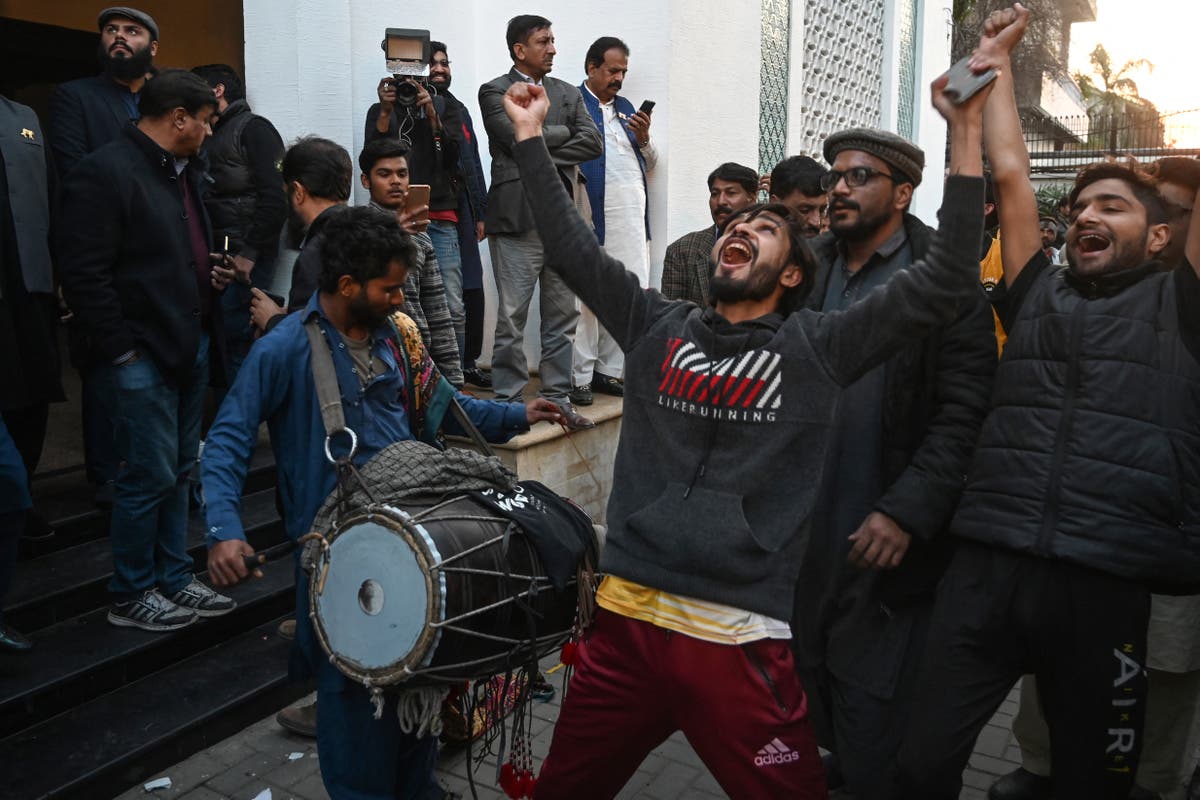 "Pakistan Election Chaos: Imran Khan and Nawaz Sharif Both Claim Victory"