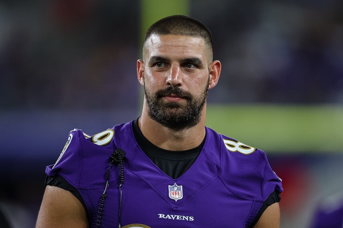 Featured image for Ravens' Mark Andrews hailed as hero for saving woman's life during mid-flight emergency