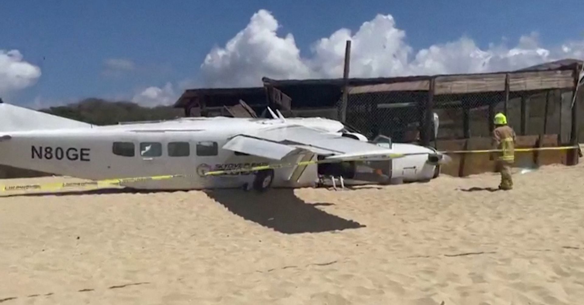 Featured image for Fatal Plane Emergency Landing on Mexican Beach Involving Skydivers