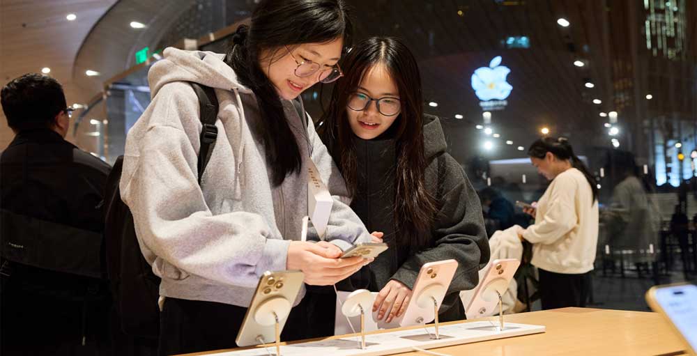 Featured image for "Apple's AI Advancements and 5G Potential Spark Investor Interest"