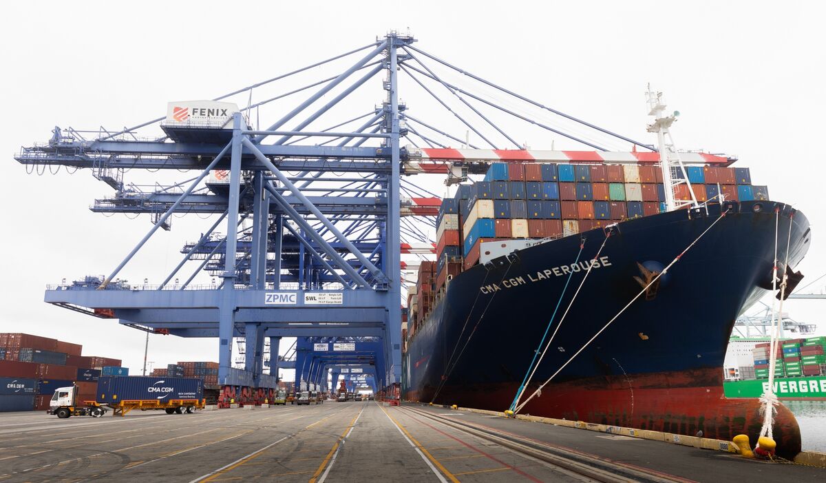 Featured image for Trump Warns of Trade Deal Reversals and Billions in Refunds if Tariffs Are Overturned