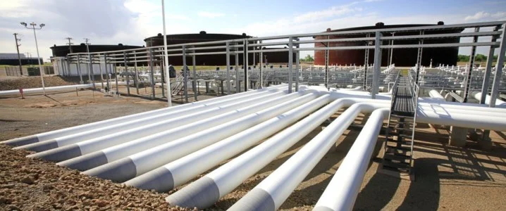 Oil Edges Higher as U.S. Crude Stock Decline Outpaces Seasonal Demand