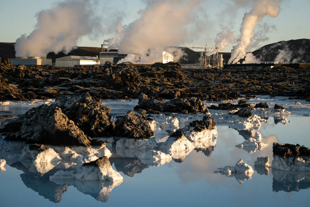 Iceland Volcano Threat: Evacuations, Flight Disruptions, and Earthquakes